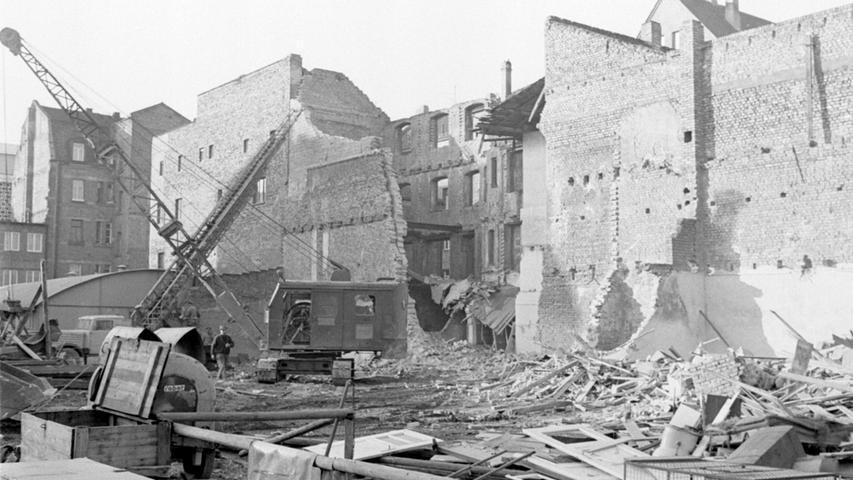 Das Abreißen hat schon begonnen: die alten Backsteingebäude an der Wiesen-, Pillenreuther- und Wölckernstraße verschwinden, damit bis 1969 neu gebaut werden kann. Hier geht es zum Kalenderblatt vom 26. November 1968: Alte Gebäude weichen