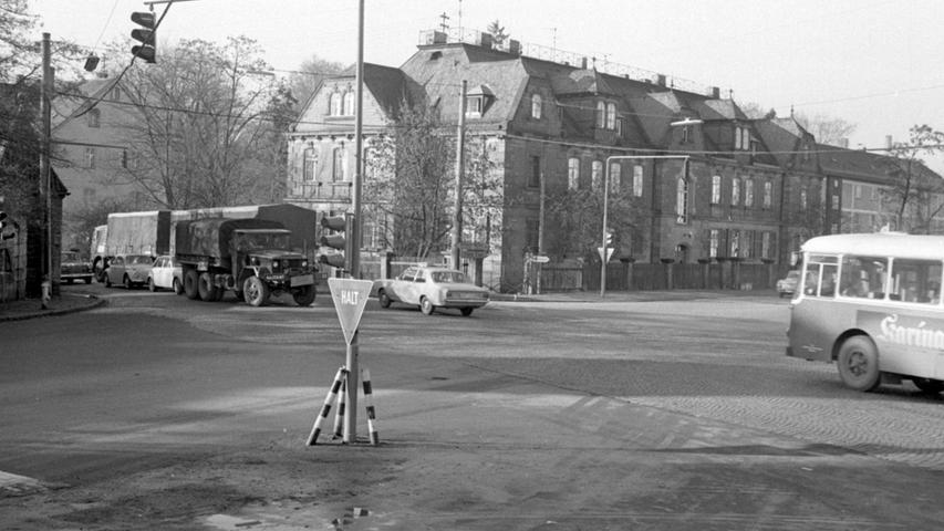 Auf der Schloßkreuzung verteilt sich der Verkehr in alle Richtungen: nach Stein (wo es beängstigend eng zugeht), nach Nürnberg (wo der Bus herkommt), nach Eibach (l.) und nach Fürth (r.).Hier geht es zum Kalenderblatt vom 27. November 1968: Ein großzügiger Plan