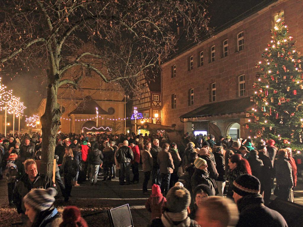 Die örtlichen Vereine und Parteien verköstigen am Heidecker Weihnachtsmarkt das Publikum. Außerdem gibt es Selbstgemachtes. 