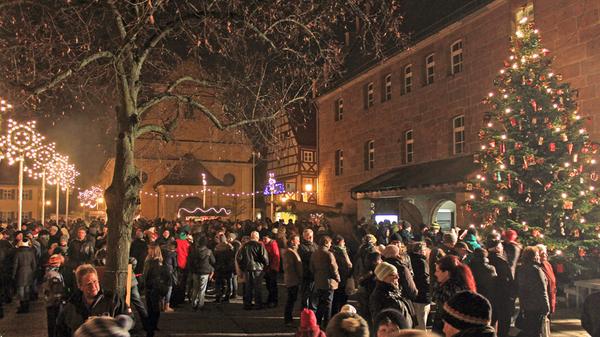 Wo? Marktplatz. Wann? 30. November 2024. Öffnungszeiten: 15 Uhr bis 22 Uhr. Um 16.45 Uhr findet der Prolog des Christkindes statt und anschließend wird die festliche Weihnachtsbeleuchtung eingeschalten. Von 15 Uhr bis 18 Uhr ist die Heimatkundliche Sammlung im Rathaus geöffnet.