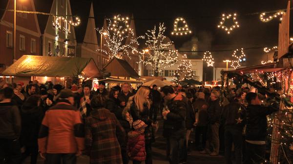 Wo? Barocker Marktplatz. Wann? 7. und 8. Dezember 2024. Öffnungszeiten: Am Samstag 16 Uhr bis 22 Uhr. Am Sonntag 14 Uhr bis 20 Uhr. Allersberger Vereine und Verbände laden zum Besuch des Weihnachtsmarktes ein. Mit stimmungsvoller Weihnachtsbeleuchtung am barocken Marktplatz und einer festlich geschmückten Budenstadt, die mit allerlei kulinarischen Leckereien und vielen selbstgebastelten Geschenkartikeln aufwartet, ist der Allersberger Weihnachtsmarkt ein besonderer Anziehungspunkt.
