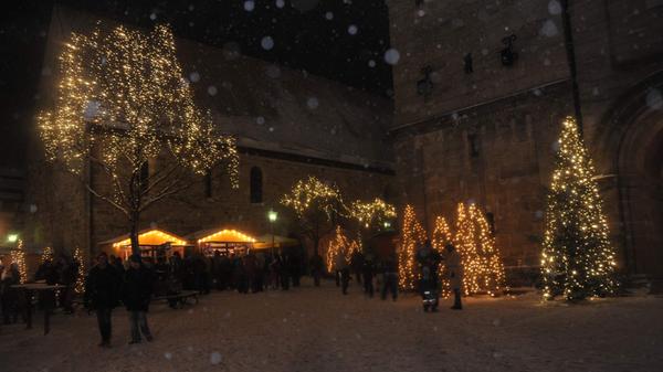 Wo? Kirchplatz. Wann? Zu jedem Adventswochenende. Öffnungszeiten: Donnerstag und Freitag 17 Uhr bis 20 Uhr, Samstag 16 Uhr bis 20 Uhr, Sonntag 15 Uhr bis 20 Uhr, außerdem am Donnerstag, 12. Dezember von 17 bis 22 Uhr zur langen Nacht. Der Weihnachtsmarkt in Feuchtwangen ist zwar klein aber fein! Durch seine einzigartige Lage auf dem Kirchplatz zwischen der Stifts- und der Johanniskirche hat er eine besondere, charakteristische Atmosphäre.