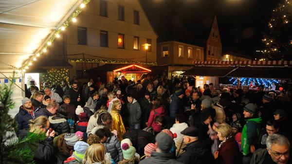 Wo? Marktplatz. Wann? 6. bis 15. Dezember 2024. Öffnungszeiten: 6. Dezember: 17 bis 22 Uhr, 7. Dezember: 14 bis 22 Uhr, 8. Dezember: 14 bis 21 Uhr, 9. bis 13. Dezember: 16 bis 21 Uhr, 14. Dezember: 14 bis 22 Uhr, 15. Dezember: 11.30 bis 21 Uhr. Glühwein, Bratäpfel, Lebkuchen, gebrannte Mandeln, frisch gegrillte Bratwürste und Kerzenwachs - jedes Jahr um die Weihnachtszeit verwandelt sich der Marktplatz in Höchstadt a. d. Aisch zu einem tollen Markt, auf dem Besucherinnen und Besucher mit den Düften in der Nase herumschlendern können.