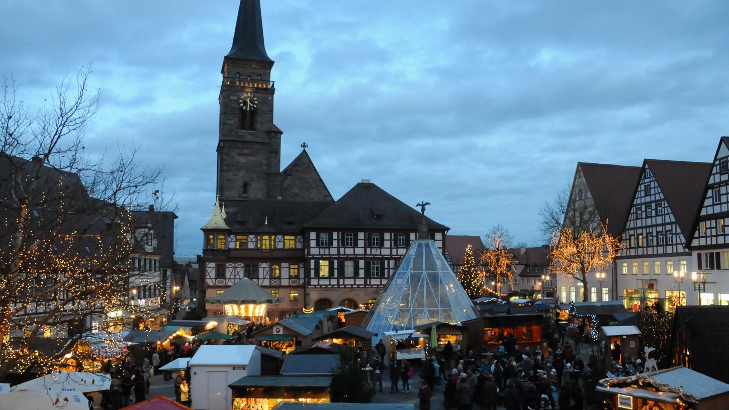 Schwabach freut sich auf den ersten Weihnachtsmarkt seit 2019. Los geht es an diesem Freitag. Die Budenstadt ist an zwei Wochenenden insgesamt sieben Tage lang geöffnet.