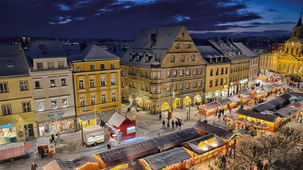 Wo? Marktplatz. Wann? 25. November bis 23. Dezember 2024. Öffnungszeiten: Montag bis Donnerstag von 10 Uhr bis 19.30 Uhr, Freitag und Samstag von 10 bis 21 Uhr, Sonntag von 11 Uhr bis 19.30 Uhr. Mit einem Angebot von 40 Ständen lässt sich für jeden Geschmack etwas finden: Händler präsentieren vielfältige Leckereien und Geschenkideen für Groß und Klein. Auch das Christkind ist immer wieder vor Ort. In Bayreuth gibt es sogar noch mehr Angebote für die Vorweihnachtszeit. Eine Übersicht über die Weihnachtsmärkte in Bayreuth finden Sie hier.