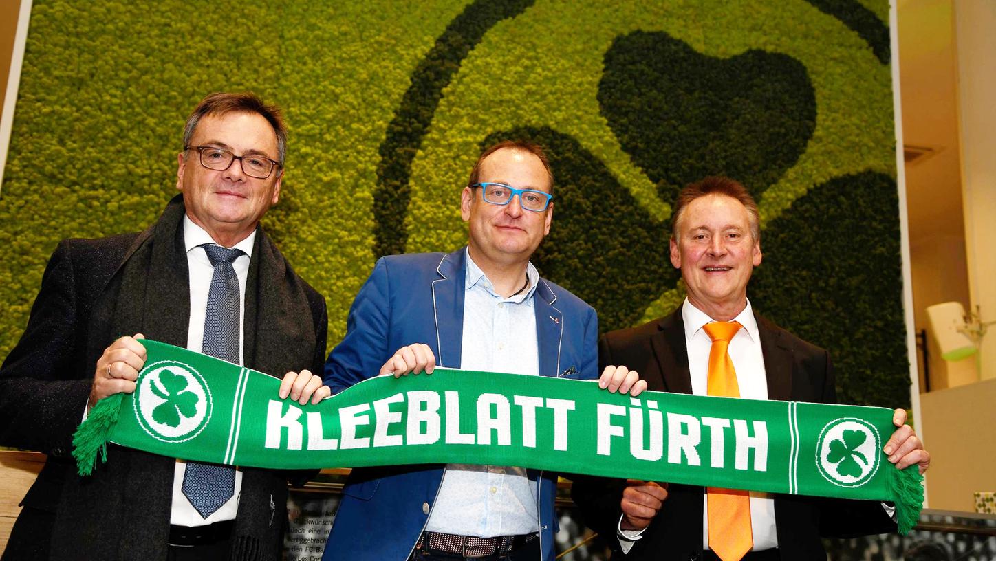 Kleeblatt-Präsident Fred Höfler (links) und Fürths Oberbürgermeister Thomas Jung (rechts) stellten auf einer Pressekonferenz den neuen Vizepräsidenten  Volker Heißmann vor.