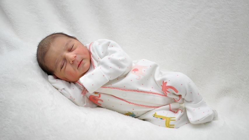 Willkommen auf der Welt, Liana! Sie wurde am 21. November geboren und wog dabei 3150 Gramm bei 52 Zentimetern Größe.