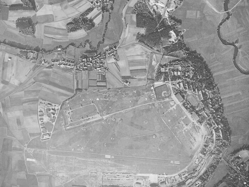 Zwischen Wald und Feldern schlängeln sich am 25.10.1963 die Zenn im Norden und die Regnitz im Osten durch Atzenhof. Südlich davon erstreckt sich die Startbahn des Flugplatzes Atzenhof.