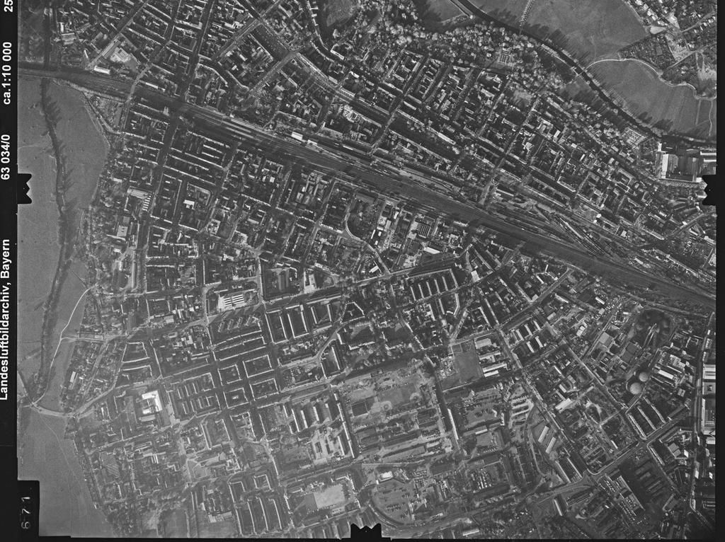 Über Jahrzehnte dominierte die Kaserne das Bild der Fürther Südstadt, so auch zur Entstehung des Luftbilds am 25.10.1963. Rechts oben in der Bildecke ist auch die zum Zeitpunkt der Aufnahme 1963 hier noch sehr gerade verlaufende Pegnitz zu sehen.