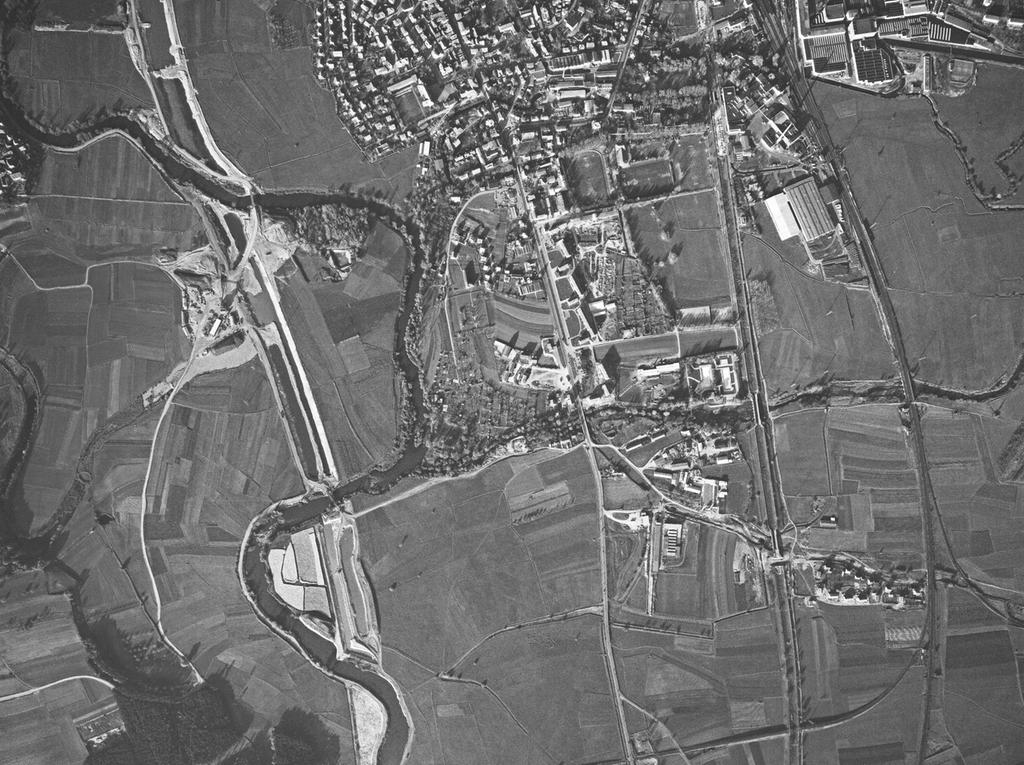 Am 31.10.1963 schlängelt sich die Regnitz noch durch eine idyllische Vorortlandschaft.