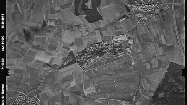 Zum Zeitpunkt dieser Aufnahme 1971 war die Herzo Base noch Horchposten des militärischen Abwehrdienstes der amerikanischen Landstreitkräfte. Eine Flugzeughalle diente als abhörsicheres Operationszentrum, das frühere Flugfeld als Antennenstandort. Durch eine Umstrukturierung wurde der Standort aber 1972 aufgegeben.
