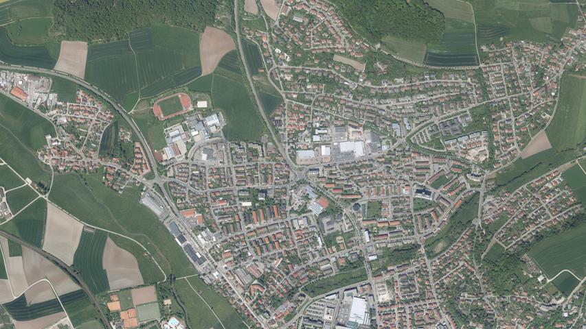 1996 sicherte sich dann der Freistaat Bayern das vier Hektar große Gelände. Der neue Campus der Ansbacher Hochschule entstanden, daneben das Brücken-Center Einkaufszentrum.