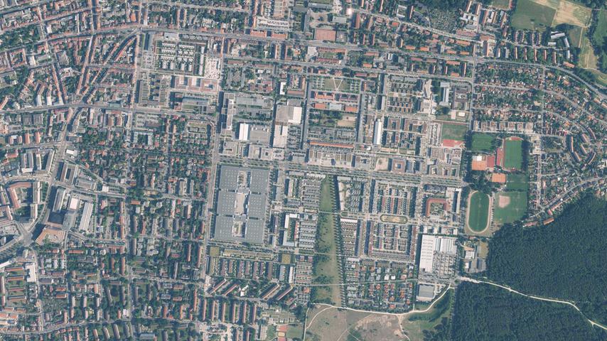 ... ist auf dem Gelände der ehemaligen Ferris Barracks der neue Stadtteil Röthelheimpark entstanden. Leicht links von der Bildmitte ist unten das Gelände von Siemens Healthineers zu erkennen.