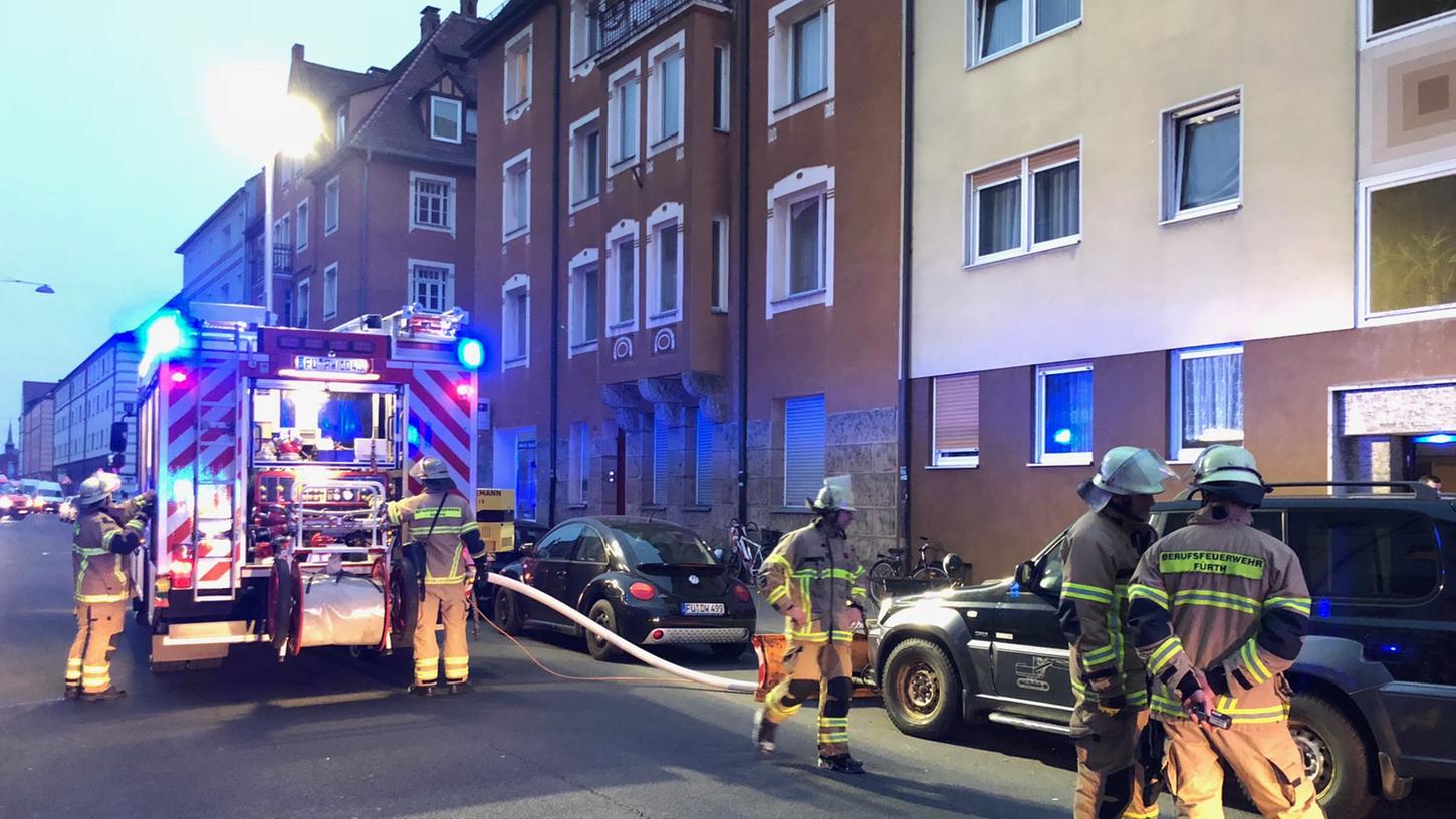Die Feuerwehr konnte die Flammen in der Simonstraße in Fürth schnell unter Kontrolle bringen.