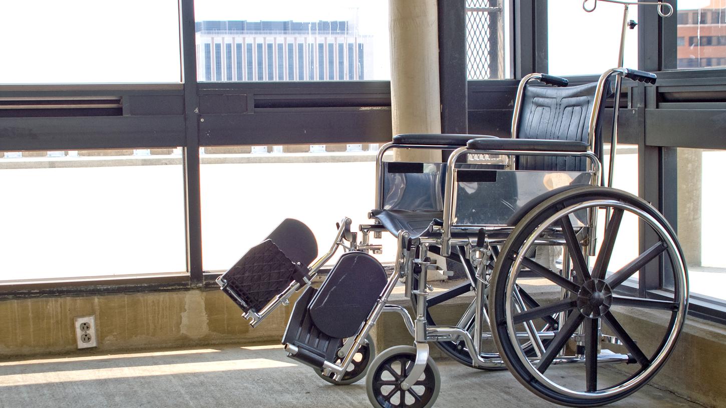 Ihr Leben spielt sich zwischen Pflegebett und Rollstuhl ab: Mit ihren schweren körperlichen Behinderungen ist die 37-jährige Frau unablässig auf Betreuung angewiesen. 