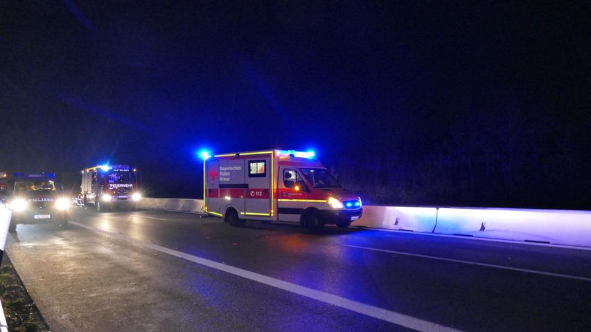 Unfall auf der B8: Mercedes landet in Leitwand