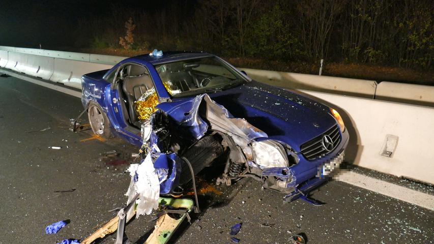Unfall auf der B8: Mercedes landet in Leitwand