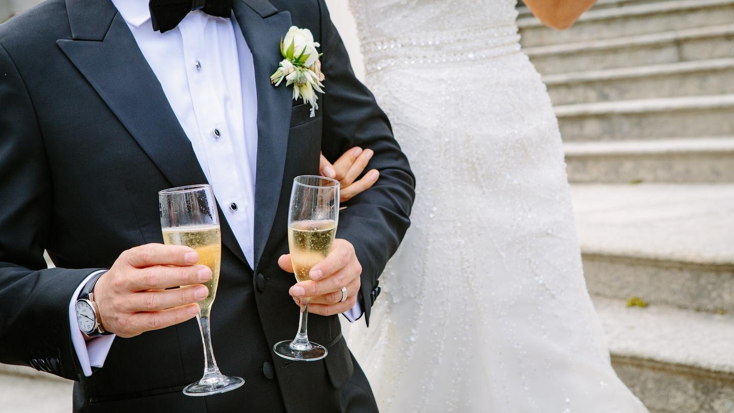 Eigentlich sollten Hochzeiten der schönste Tag im Leben des Brautpaars sein. Mit den strengen Auflagen aufgrund der Coronapandemie lässt sich das allerdings für viele nicht vereinbaren.