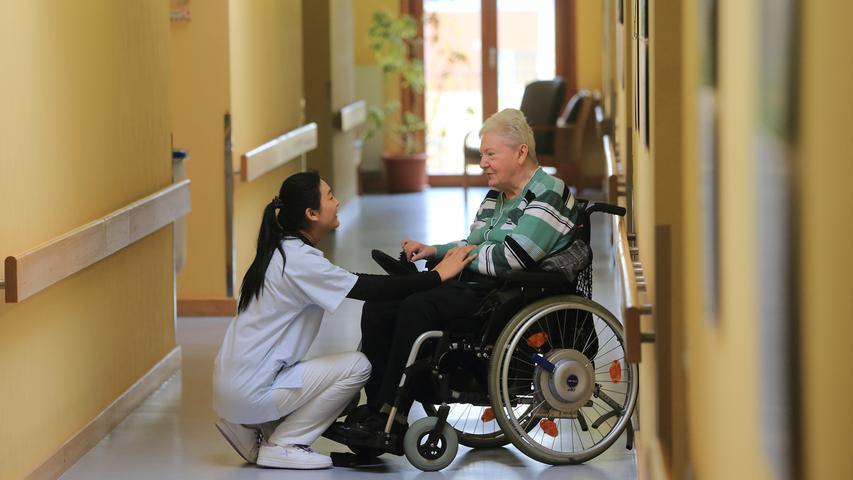 Das Pflegestärkungsgesetz sieht außerdem vor, dass in der stationären Altenpflege 13.000 neue Stellen geschaffen und finanziert werden.