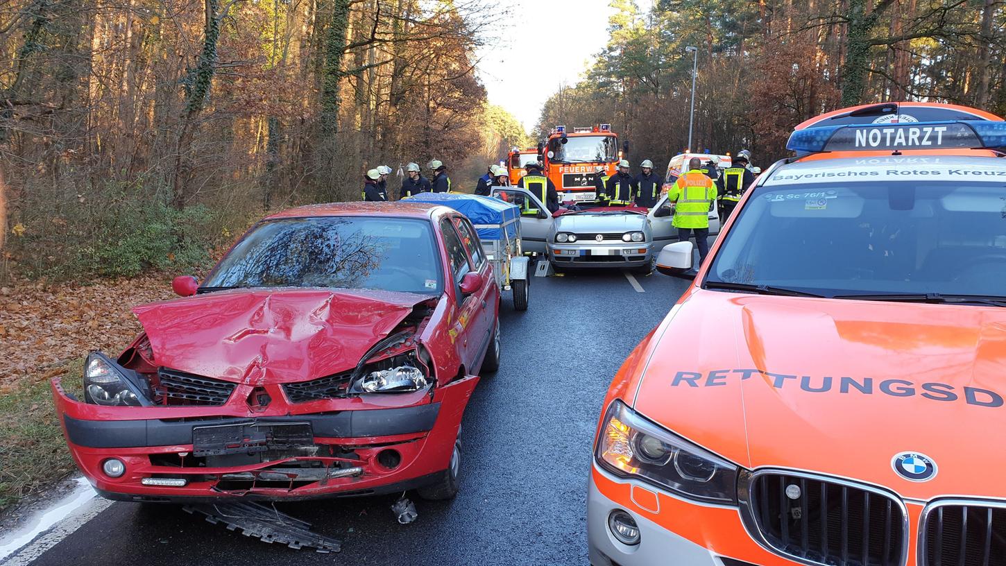 Bei dem Unfall in Wendelstein im Landkreis Roth wurden insgesamt vier Insassen verletzt.