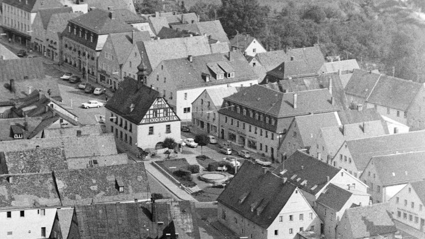 Wie sehr sich Pegnitz in den vergangenen 50 Jahren verändert hat, zeigt dieser Blick vom Aussichtsturm am Schloßberg aus dem Jahr 1968. Auffällig ist die alte Anlage rund um den Springbrunnen, der Kiosk am Alten Rathaus oder die ganz andere Parkordnung. Auch eine Litfass-Säule ist noch erkennbar.