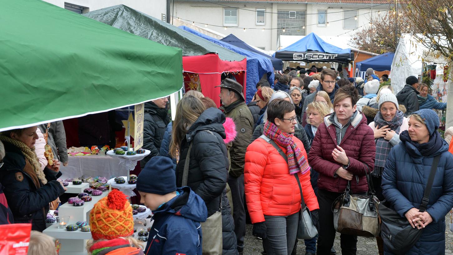 Die Besucher schlenderten über den Queckenmarkt und kauften allerlei Geschenke für den weihnachtlichen Gabentisch ein.