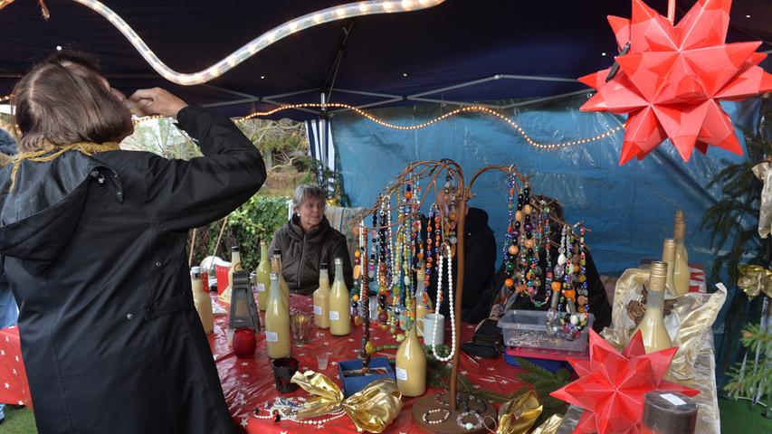 Einstimmung auf Adventszeit: Besucher entern Queckenmarkt