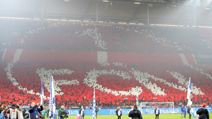 Respektabel! Ein riesiges Club-Zeichen ziert die Tribüne, wo normal nur Schalke-Fahnen wehen. Das Gesamtbild im Stadion zeigt, wie sehr die Fanfreundschaft zwischen den beiden Vereinen gelebt wird.