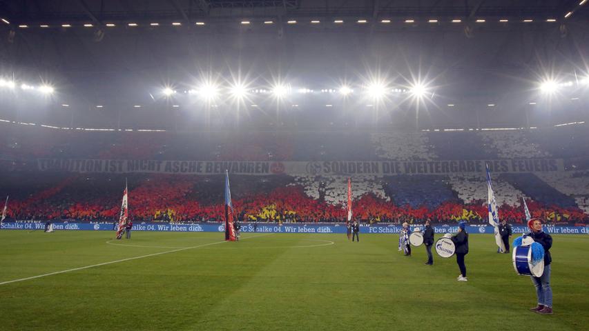 Der Spruch "Tradition ist nicht Asche bewahren, sondern die Weitergabe des Feuers" ziert ein Spruchband im Schalker Stadion.