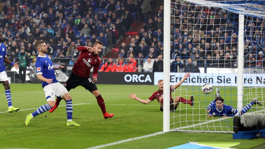 Trotz Unterzahl kommt der Club nochmal zurück! Nach tollem Pass von Lukas Mühl schafft es Hanno Behrens zweimal nicht, den Ball über die Linie zu drücken. Nachdem der Ball beide Innenpfosten berührt, fällt die Kugel vor die Füße des eingewechselten Adam Zrelak, der dann das Spielgerät final über die Linie bugsiert.