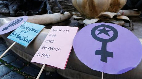 Archivbild: Eine Kundgebung zum Internationalen Tag gegen Gewalt an Frauen und Mädchen. Am 11. Oktober ist der internationale Mädchentag und im Landkreis Forchheim sind Mädchen dazu aufgerufen, bei einer Plakataktion mitzumachen. 