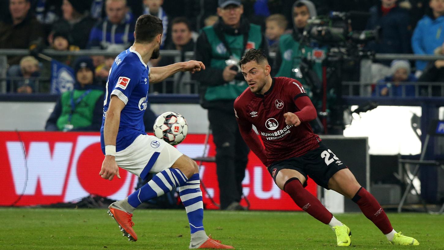 Tim Leibold und Daniel Caligiuri begegneten sich mehrmals. Das Duell auf der Außenbahn entschied der Schalker mit drei Torvorlagen klar für sich.