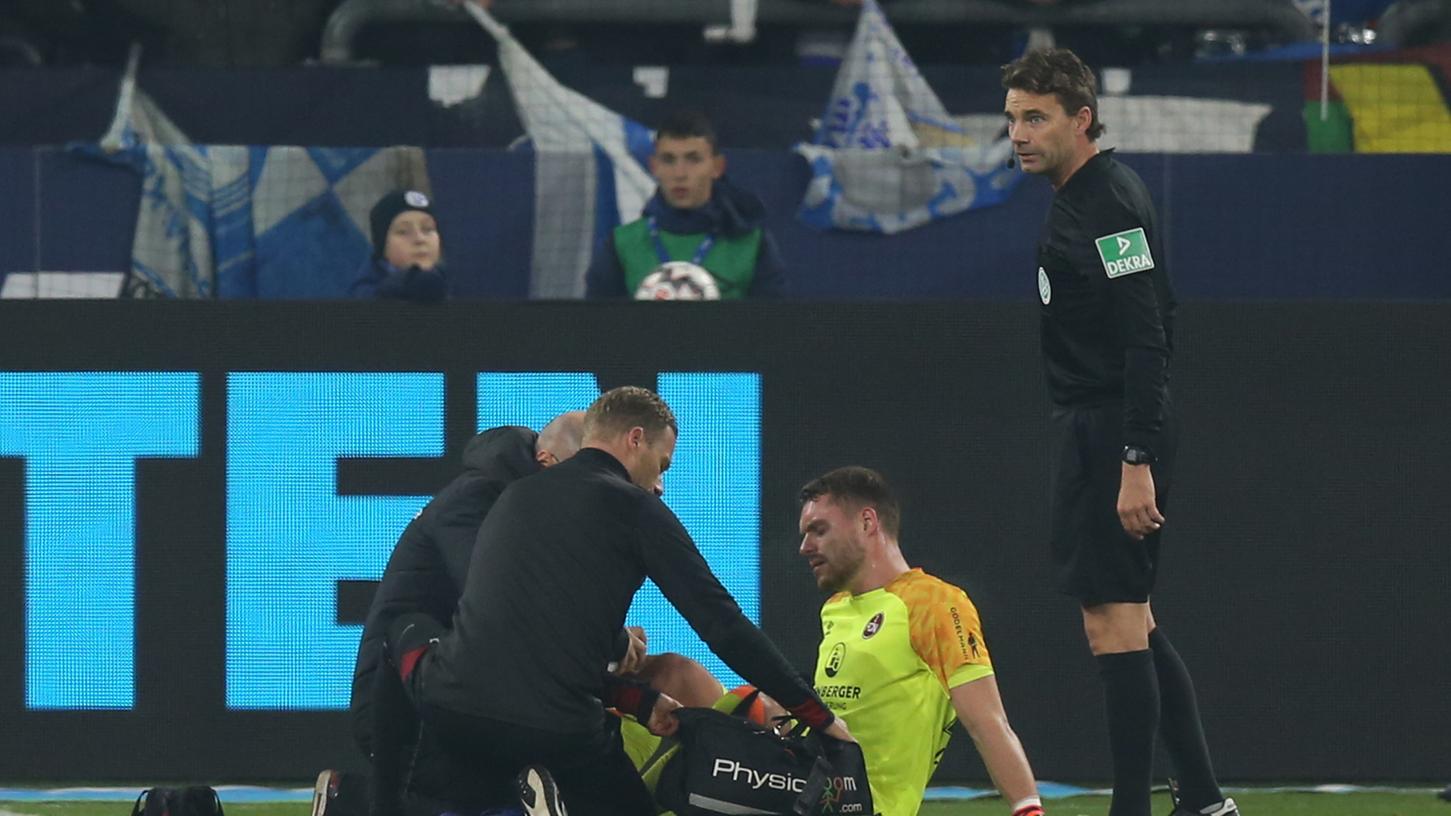 Es ging nicht mehr: Christian Mathenia konnte das Spiel auf Schalke nicht zu Ende bringen.