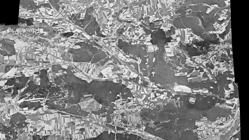 Viel meint man auf diesem Bild aus dem Jahr 1972 außer einem Flickerlteppich an schmalen Ackerstreifen und Wäldern nicht zu sehen. Und doch sollte hier nur wenig später Frankens beliebteste Baderegion, das Fränkische Seenland entstehen. Mittig am unteren Bildrand ist Ramsberg zu erkennen, links oben Absberg. An Seeblick ist bei beiden Orten zu diesem Zeitpunkt allerdings noch nicht zu denken. 