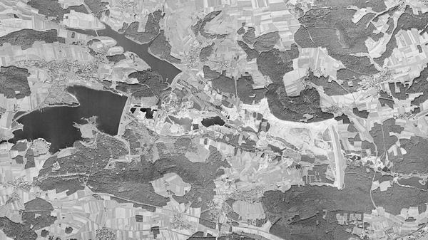 1989 liegt das einstmals so ruhige Brombachtal schon ganz anders da. Der Kleine Brombachsee (links) und der Igelsbachsee existieren bereits. Die Vorarbeiten für den Großen Brombachsee laufen auf vollen Touren. Bis mit der Langweidmühle aber die letzte von vielen ehemaligen Mühlen in dem Tal geräumt wurde, sollte es noch bis 1995 dauern.
