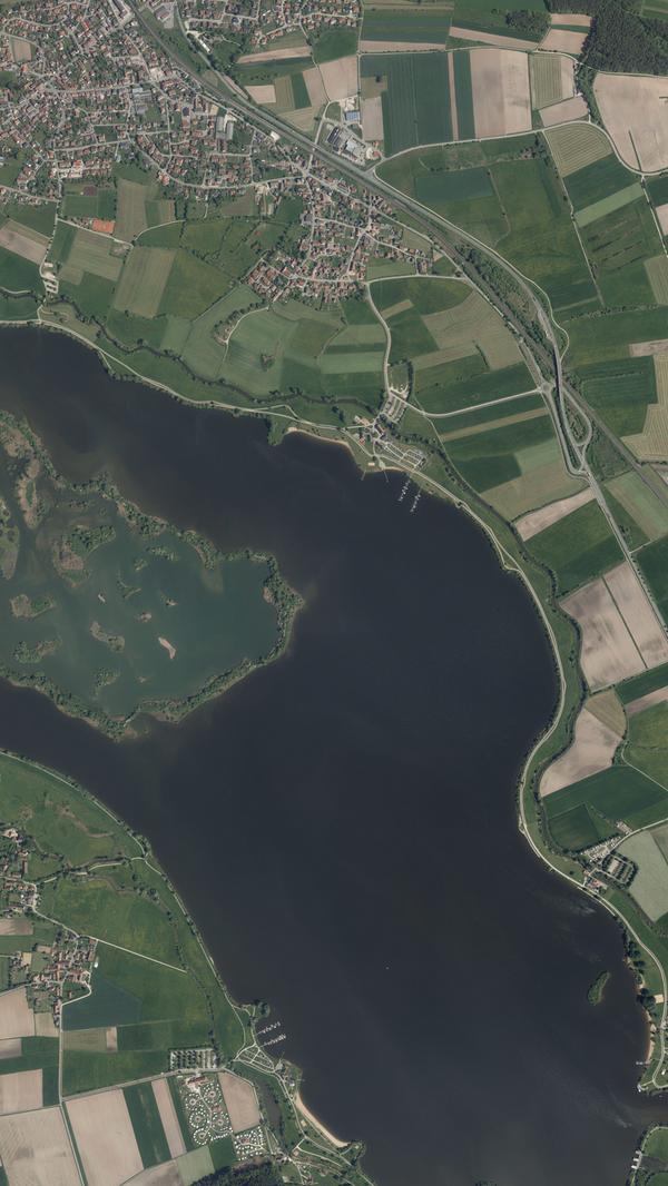 Auf diesem Bild aus dem Jahr 2017 ist der Altmühlsee in seiner heutigen Gestalt zu sehen. Links in der Bildmitte befindet sich die Vogelinsel, oben wieder Muhr am See. Rechts unten geht der Altmühlüberleiter, der das Altmühl-Hochwasser, nach kurzem Aufenthalt im Altmühlsee, in das sehr viel größere Speicherreservoir des Brombachsees überführt.