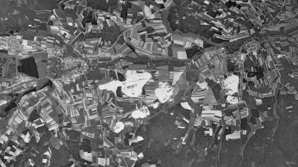 Bereits 1833 begann der Abbau von Kaolin, das unter anderem für die Porzellanherstellung benötigt wird, zwischen Schnaittenbach und Hirschau (Landkreis Amberg-Sulzbach). Zunächst förderte man den Rohstoff unterirdisch, ab 1883 im Tagebau. Auf diesem Bild aus dem Jahr 1945 ist die Ausdehnung des Fördergebiets aber noch relativ begrenzt.