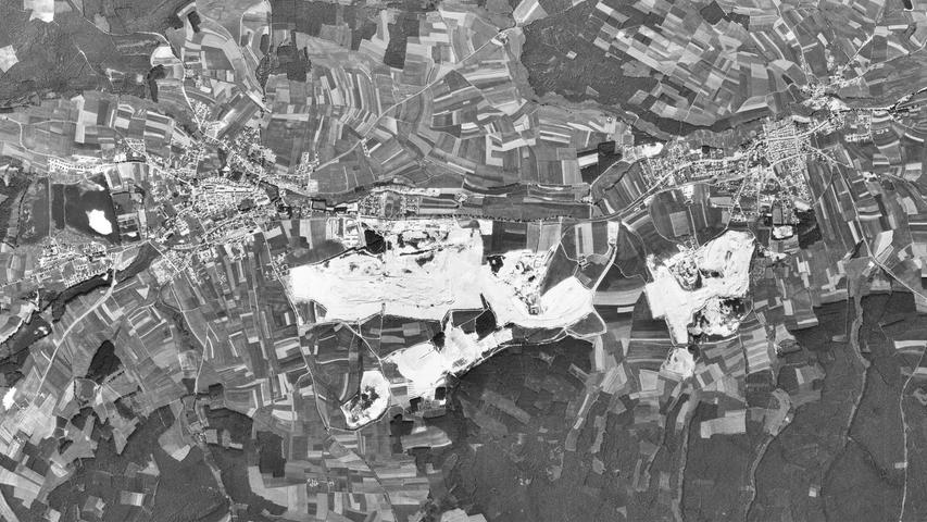 Einen noch größeren Sprung sieht man auf diesem Foto aus dem Jahr 1963. Der Kaolin-Abbau nimmt nun gewaltige Dimensionen an. Am unteren Bildrand sieht man, wie sich langsam der Monte Kaolino bildet, indem Quarzsand in rauen Mengen abgelagert wird.