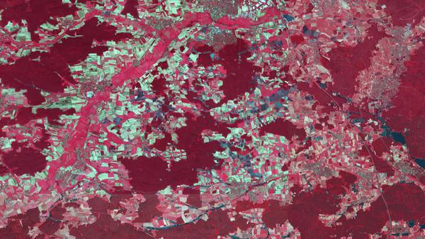 Ganz anders auf dieser Infrarot-Aufnahme: Hier sind die Weiher deutlich an ihrer blauen Einfärbung zu kennen. Die Intensität des Rot-Tons verdeutlicht die Dichte und Intensität der Vergetation.