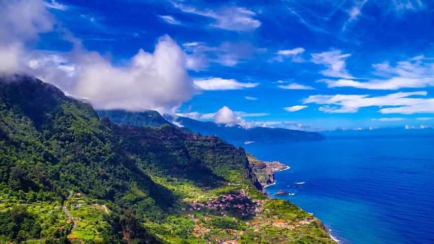 Ryanair hat gleich mehrere Ziele in Portugal im Gepäck. Die Hafenstadt Porto im Norden des Landes, Heimat des Portweins, gehört ebenso dazu wie Faro an der beliebten Algarve-Küste im Süden. Auch Ponta Delgada auf den Azoren ist im Programm. Daneben geht es auch zum Flughafen der Insel Madeira. Auf der teils auf Stelzen ins Meer gebauten Landebahn kann man in Funchal eine der aufregendsten Flugzeuglandungen in Europa erleben.