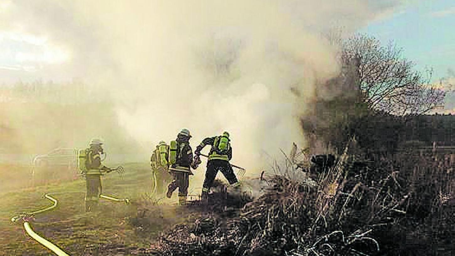 Mit Atemschutz löschte die Feuerwehr Heßdorf den Brand