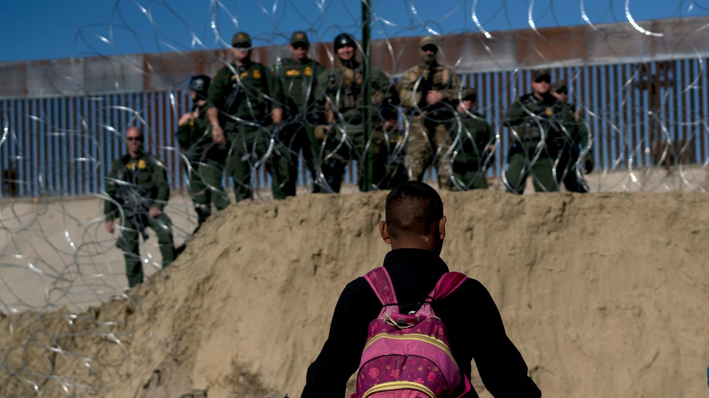 Mehrere hundert mittelamerikanische Migranten haben in der mexikanischen Grenzstadt Tijuana versucht, illegal die Grenze zu den USA zu überqueren.