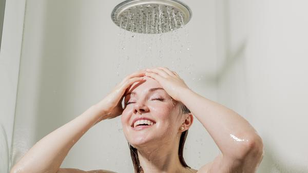 Nach der Sauna sollte man sich unbedingt abkühlen - wer sich vor kaltem Wasser drückt, bringt sich um den Sauna-Effekt. Die Blutgefäße werden in der Hitze weit gestellt, danach sollen sie sich durch den Kältereiz wieder zusammenziehen - so härtet man den Körper ab. Aber: Es muss nicht das Eisbecken sein! Die Dusche tut's genauso, dort mit dem Schlauch stückweise abkühlen, Füße, Arme, Beine zuerst! Dieser Cool-Down-Effekt tut dem Körper unheimlich gut. Das Eisbecken ist für erfahrene Saunagänger geeignet und nichts für Menschen mit Bluthochdruck.