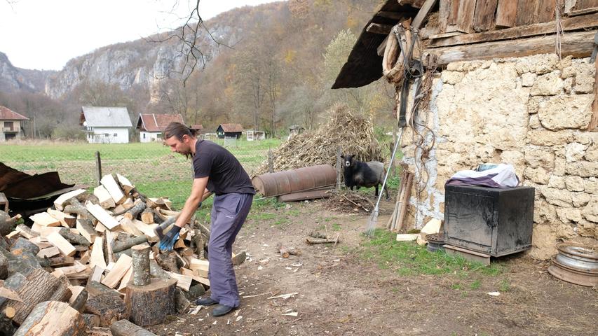 Unweit des Urlauberdorfes Janjske Otoke wird Holz gehackt. Das Leben auf dem Land ist noch sehr ursprünglich.