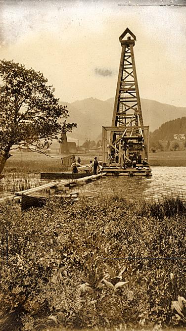 Eine niederländische Firma hatte die Suche nach Erdöl am Tegernsee ab dem Jahr 1904 intensiviert. Statt auf Öl stieß man am 27. Mai 1909 in einer Tiefe von 696 Metern auf einen Sprudel salzhaltigen, 21 Grad warmen Wassers.