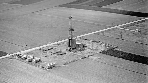Doch nicht nur am Tegernsee wurde nach Erdöl gebohrt. Vor allem in den 1950ern und 1960ern boomte die Förderung an etlichen Stellen im südbayerischen Molassebecken. Auf dem Bild ist ein Bohrturm in Ampfing zu sehen, wo seit 1954 Erdöl aus 1900 Metern Tiefe geholt wurde.