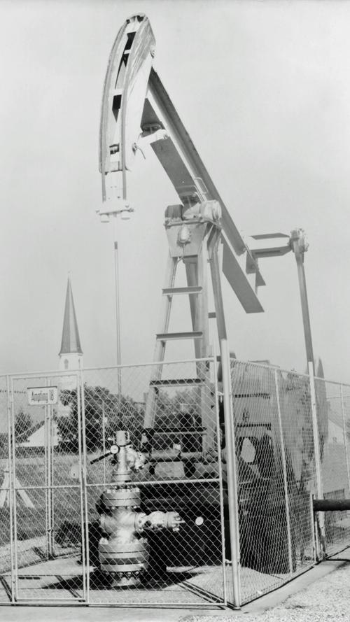 Mit klassischen Pferdekopf-Pumpen wurden in Ampfing zwischen 1954 und 1997 insgesamt 551.000 Tonnen Erdöl gefördert. 