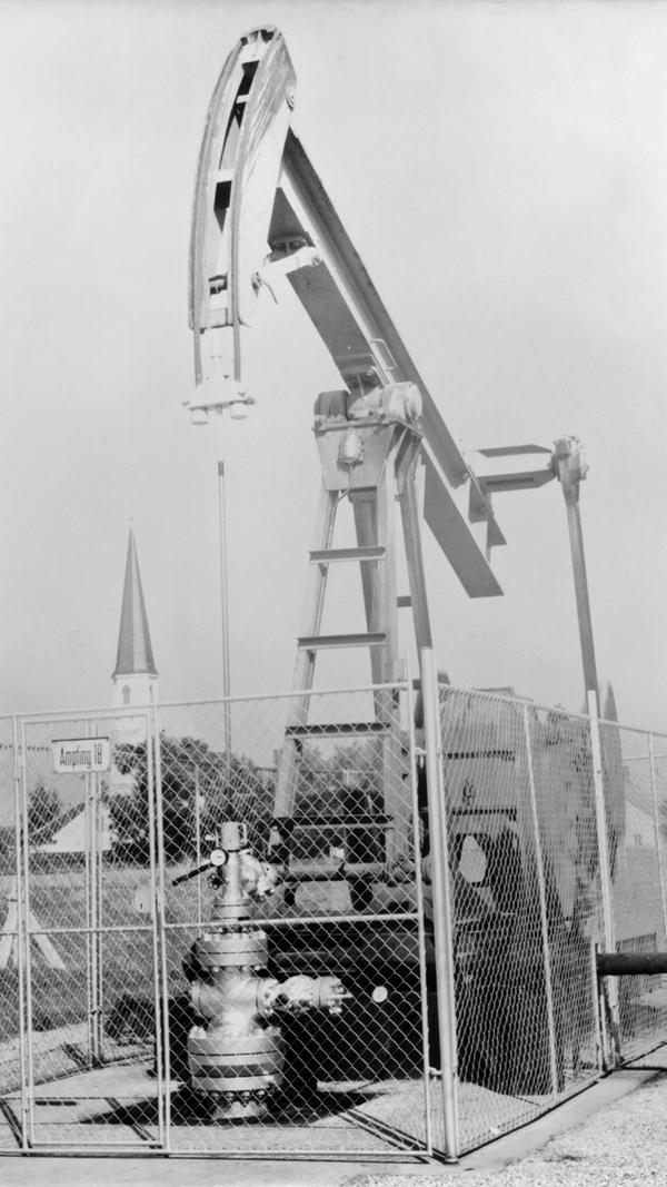 Mit klassischen Pferdekopf-Pumpen wurden in Ampfing zwischen 1954 und 1997 insgesamt 551.000 Tonnen Erdöl gefördert.
