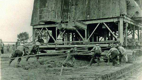 Die Erdölförderung war eine schweißtreibende Arbeit. Hier transportieren im Jahr 1954 Arbeiter in Ampfing einen Bohrturm von einer Förderstelle zur nächsten. Die Arbeiter verdienten aber sehr gut und auch Ampfing profitierte mächtig von den Gewerbesteuereinnahmen. Als das geförderte Erdöl immer wässriger wurde, musste man die Förderung 1997 einstellen.