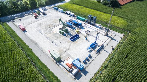 Möglich wird die Renaissance der Erdölförderung durch die verbesserte Technik. Während man früher nur senkrecht nach unten bohren konnte, kann man nun auch abgelenkt zur Seite bohren und dadurch bisher schwer zu erreichende Reserven erschließen.